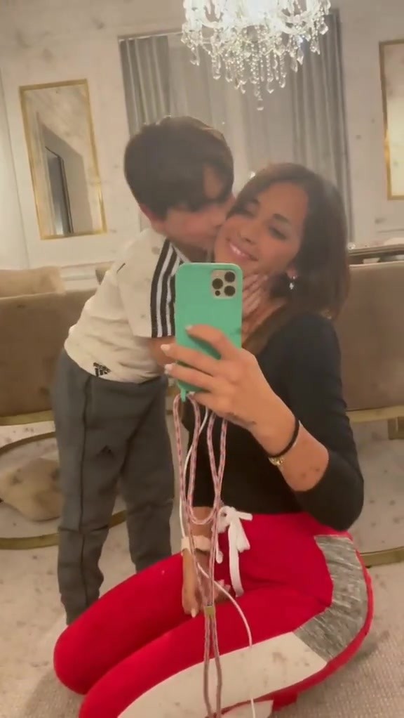 萌化了❤！梅西妻子安妞社媒晒儿子西罗&middot;梅西疯狂撒娇视频